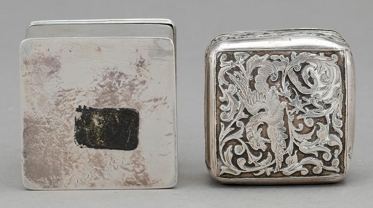 DOSOR, 2 st, silver, bland annat T.D, London 1839. Vikt ca 119g.