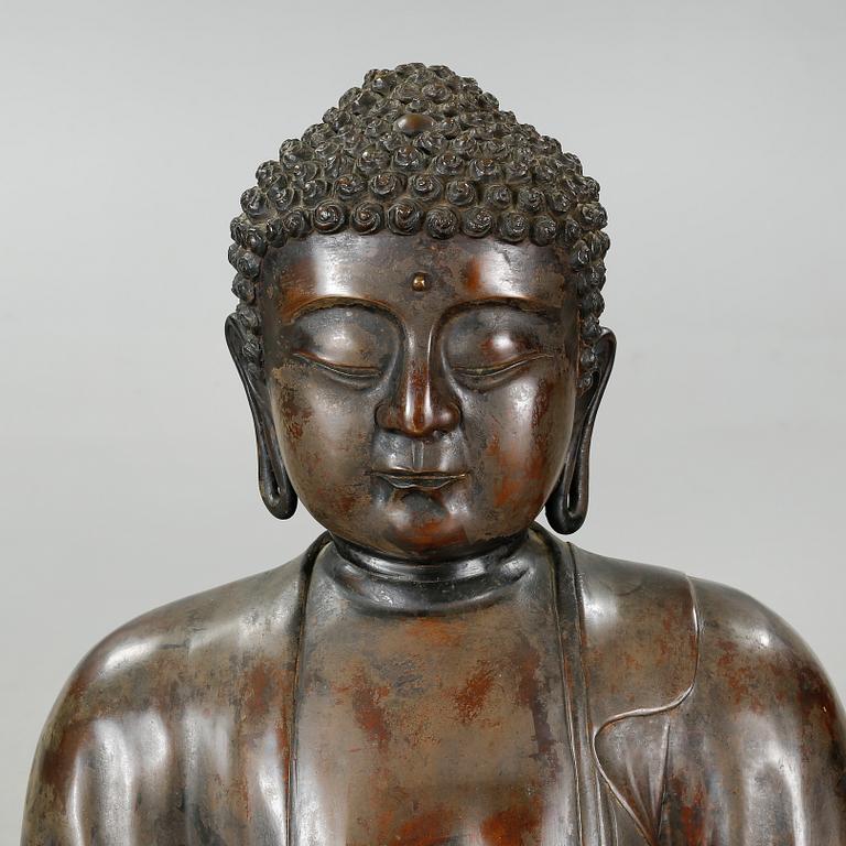 BUDDHASKULPTUR, patinerad brons och trä, Japan, 1900-tal.