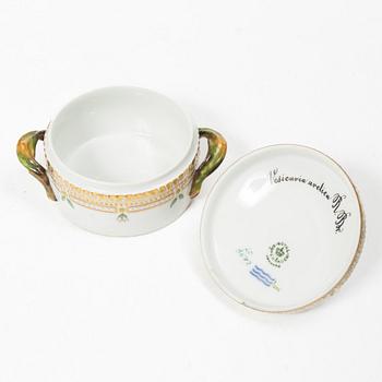Royal Copenhagen, sockerskål samt kaffekopp med fat, "Flora Danica", 1945 samt 1959, Danmark.