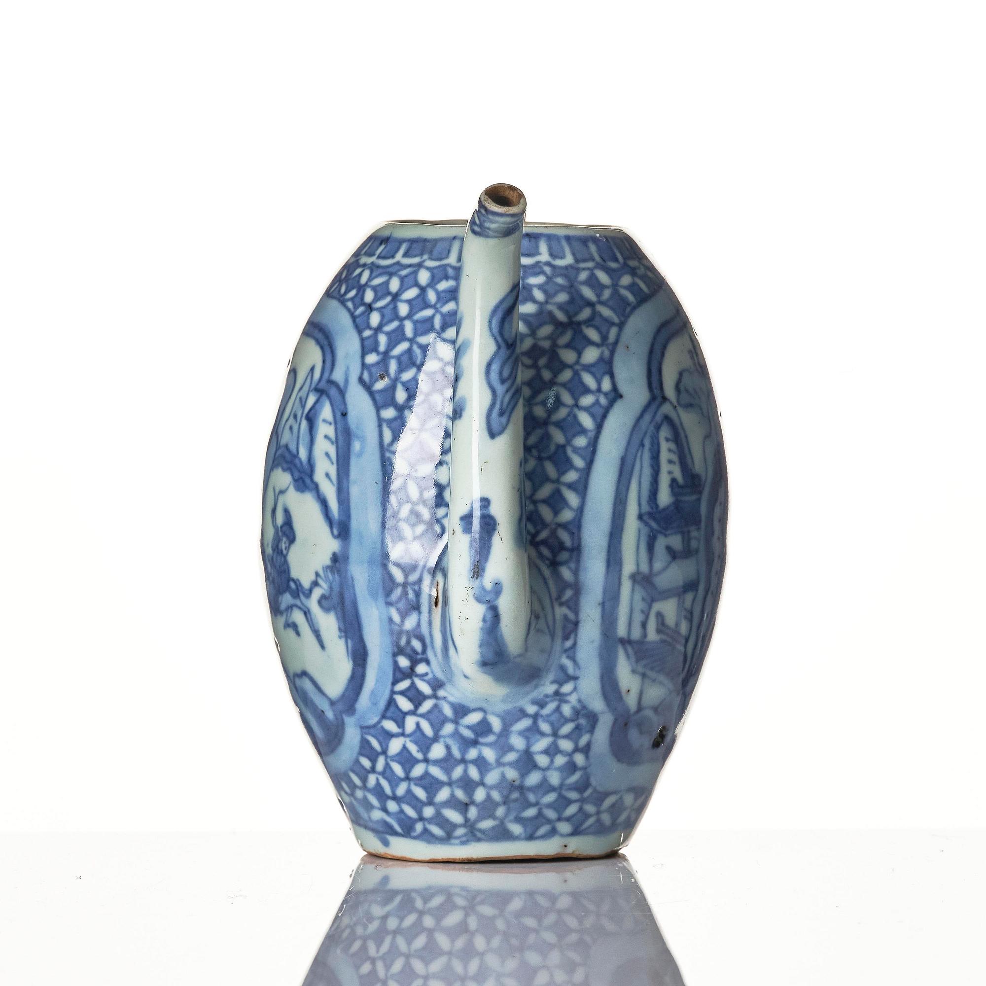 A blue and white wine ewer and a dish, Ming dynasty, Wanli (1572-1620).