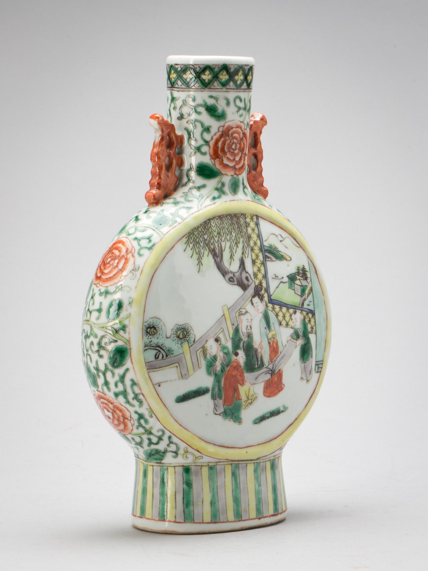 PILGRIMSFLASKA, porslin. Kina sen Qing.