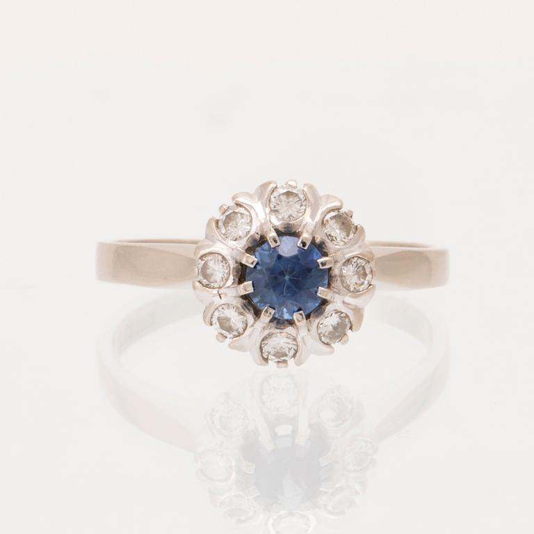 Ring Carmosé 18K white gold with round brilliant-cut sapphire and diamonds, K G Markström Uppsala 1975.