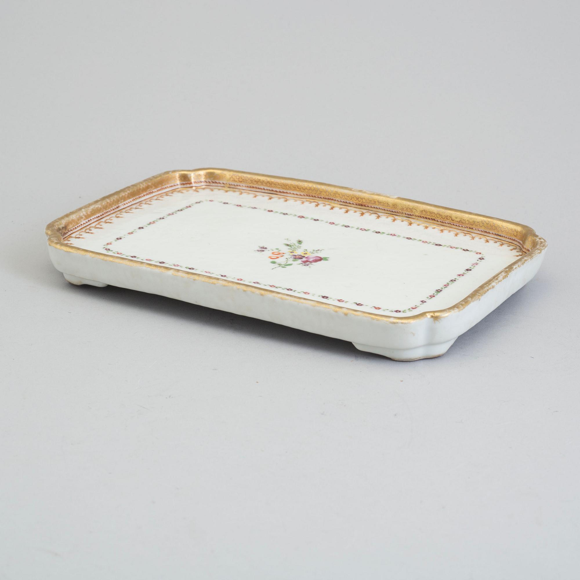 A famille rose tray, Qing dynasty, Qianlong (1736-95).