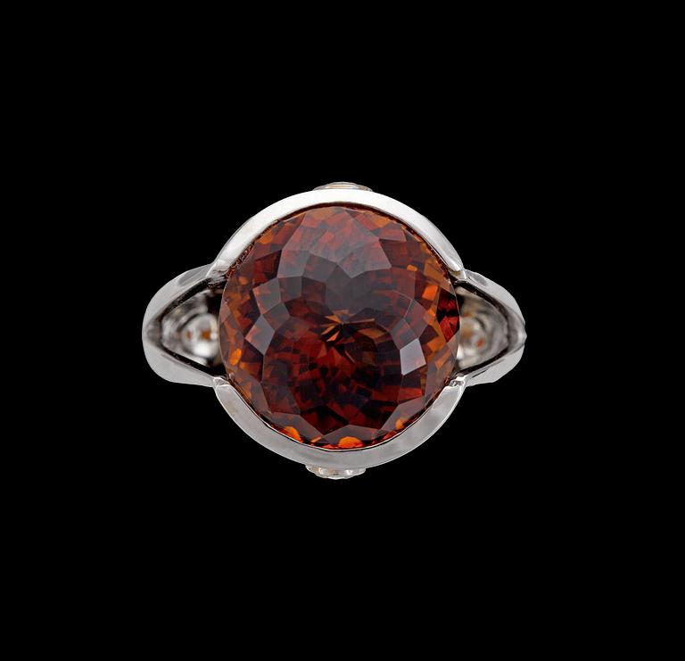 A faceted garnet and diamond ring, tot. app. 0.30 cts.