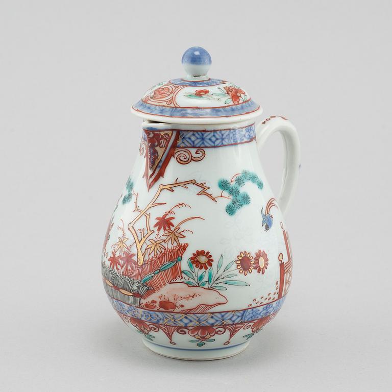 A late 18th century porcelian chinese lided jug.