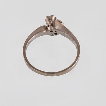 RING, 18K vitguld med 2 briljantslipade diamanter 0.30 ct, Gustav Dahlgren & Co, Malmö, 1973. Vikt 2,9 gram.