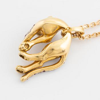 Hängsmycke, i form av leopard, 18K guld med, rubiner, smaragder och briljantslipade diamanter, med kedja.