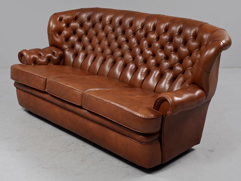 SOFFA, Chesterfield-modell, Wade Upholstery, Long Faton, England, 1900-talets andra hälft.