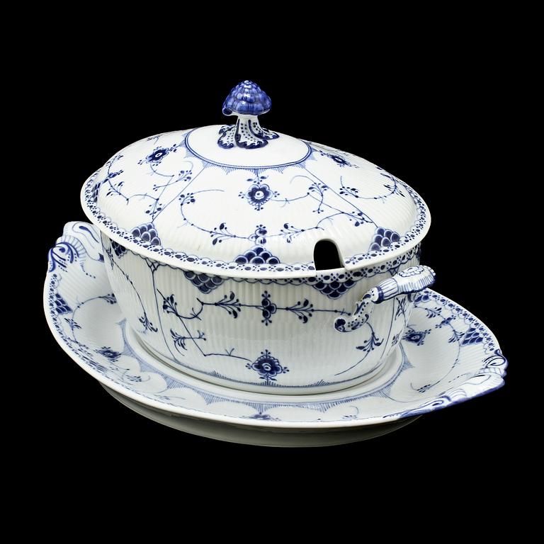 TERRIN med UNDERFAT, porslin, "Musselmalet", Royal Copenhagen, 1900-talets första kvartal.