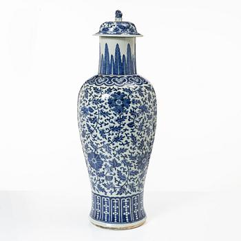 Vas med lock, porslin. Qingdynastin, 1800-tal.