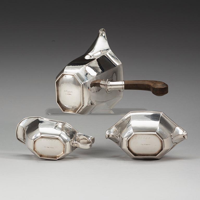 JACOB ÄNGMAN, kaffeservis, tre delar, Guldsmedsaktiebolaget, Stockholm 1929 (kaffekanna), 1934.