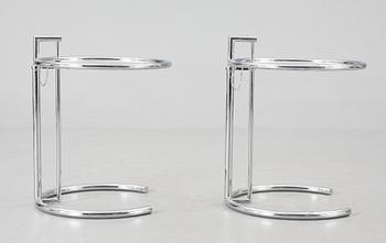 SERVERINGSBORD, ett par, glas, metall, efter Eileen Gray.