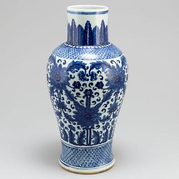 A large blue and white vase, Qing dynasty, late 19th century.