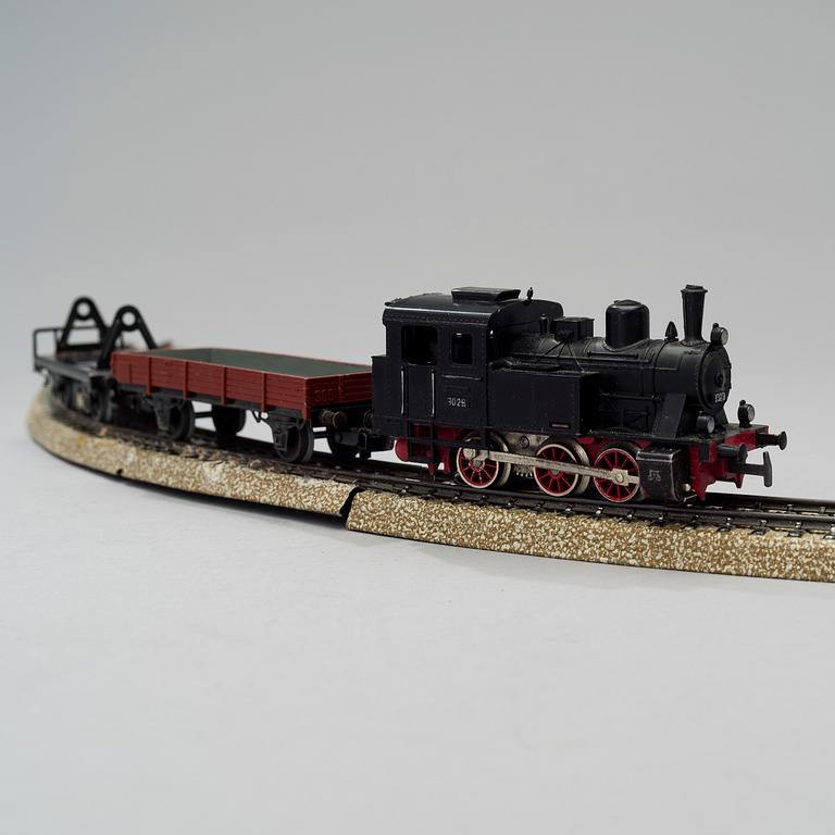 MÄRKLIN SET WITH STEAM LOCOMOTIVE 3029, TRANSFORMATOR, TRACKS AND FLATCAR.