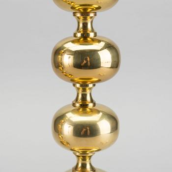 A PAIR OF BRASS TABLE LAMPS.