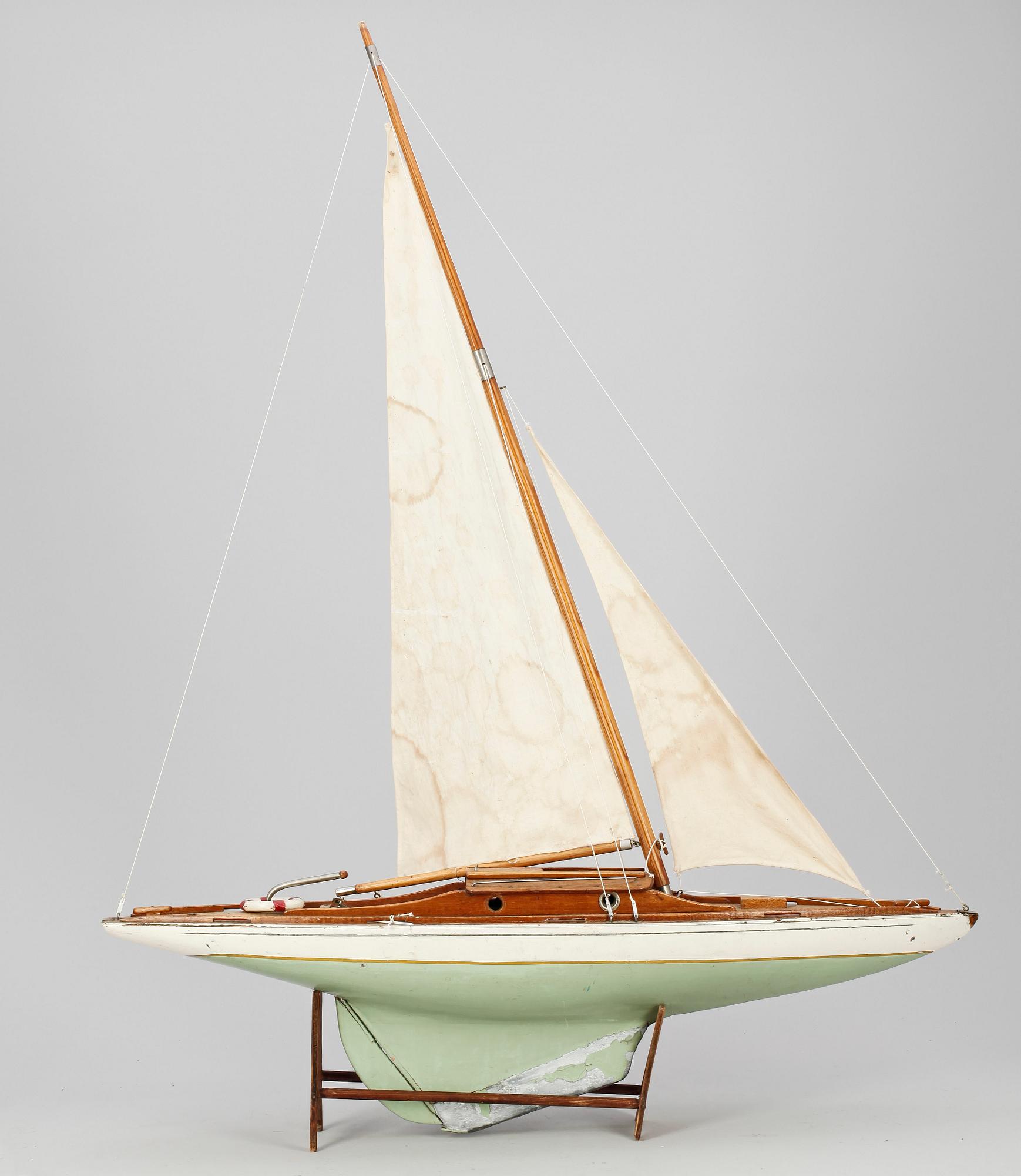 MODELLSKEPP PÅ BENSTÄLLNING, 1900-tal.