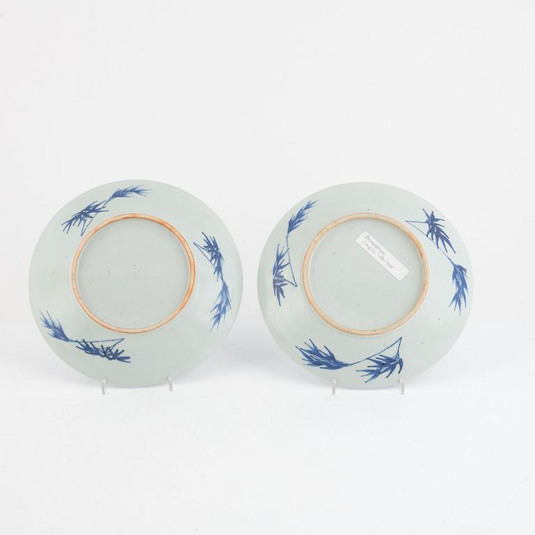 A group of four Chinese blue and white export porcelain plates, Qing dynasty Qianlong (1736-95) and two dishes, 20th cen.