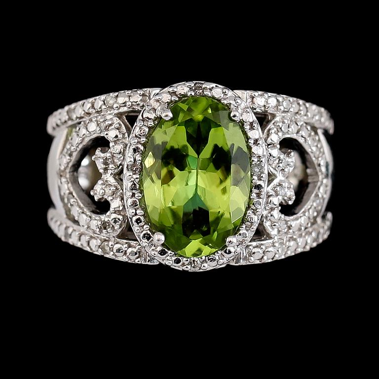 RING, 14K vitguld, briljantslipade diamanter tot ca 0.10 ct, peridot. Vikt ca 9 g.