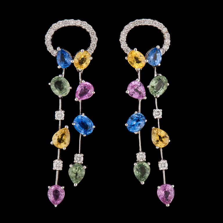 A pair of multi coloured sapphire, tot. 5.25 cts, and brilliant cut diamonds earrings, tot. 0.50 cts.