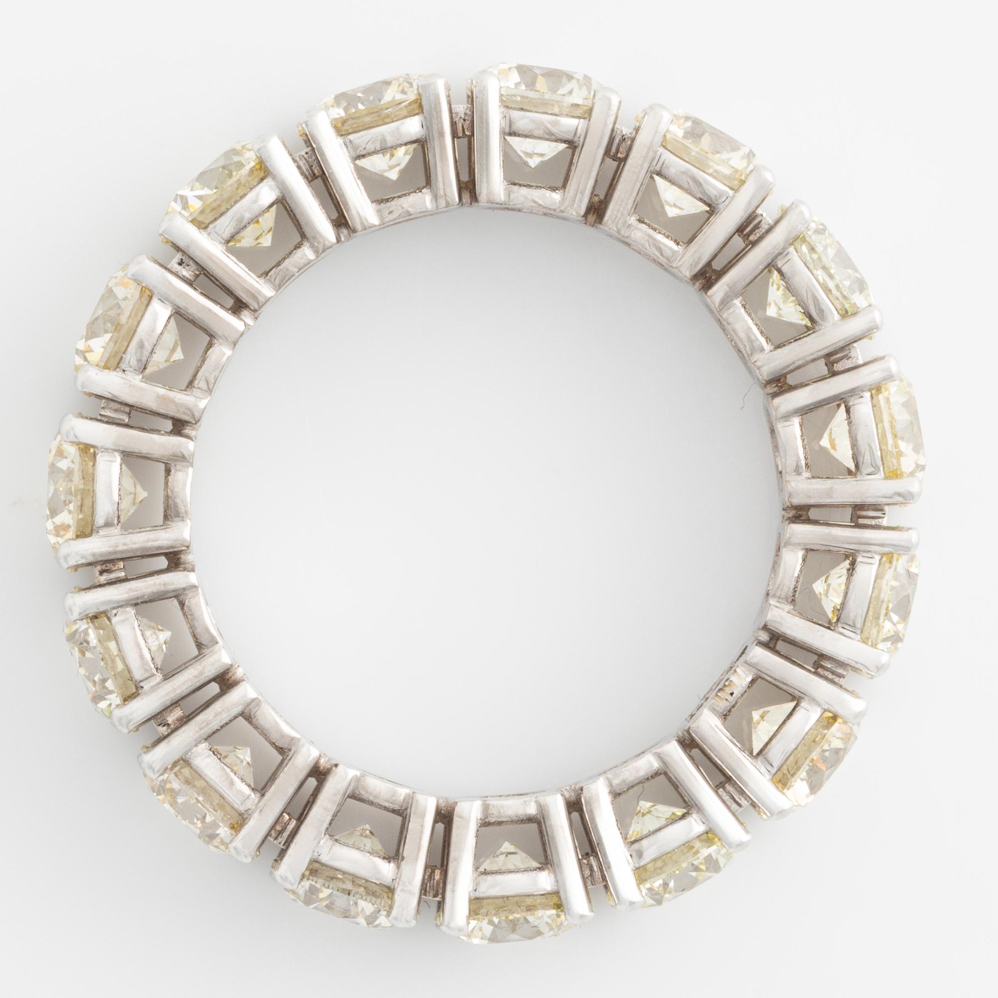 Ring full eternity with brilliant-cut diamonds totaling 6.12 ct.