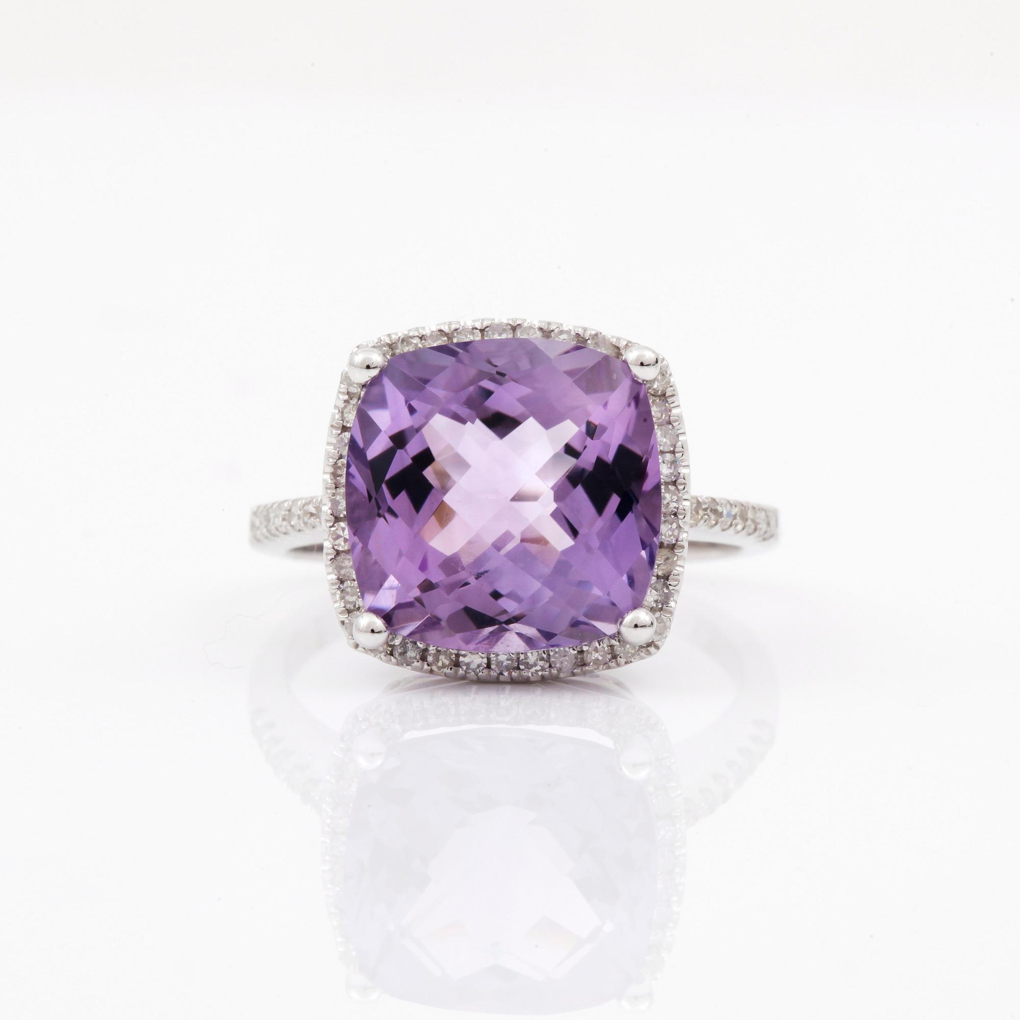 RING, 14K vitguld med ametist 3,85 ct och diamanter tot ca 0,30 ct. Vikt 4 gram.