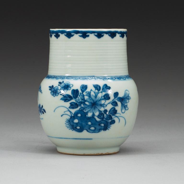 A blue and white can, Qing dynasty Kangxi (1662-1722).