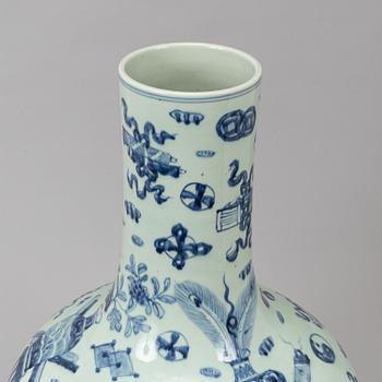 A large Chinese blue and white tianqiuping vase, second half of the 20th century.