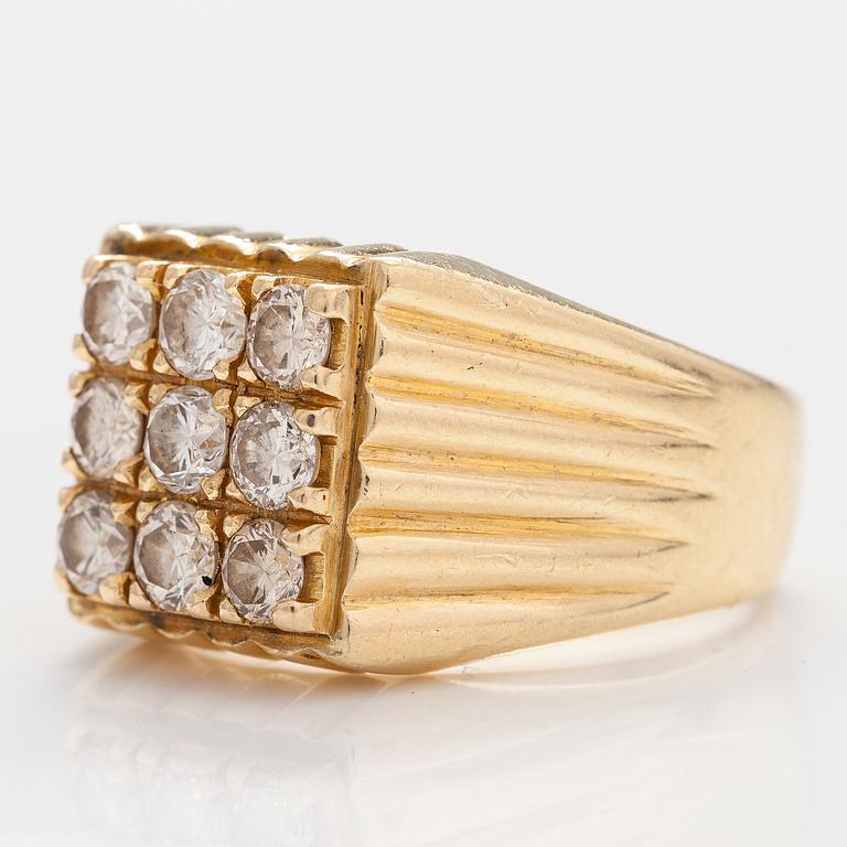 An 18K gold ring with diamonds ca. 1.53 ct in total.