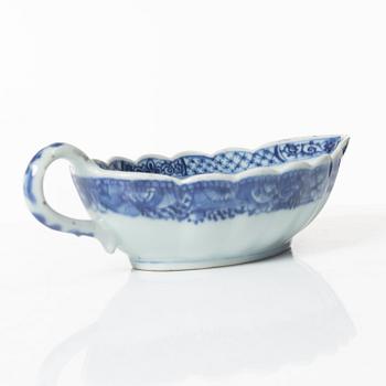 A Chinese blue and white export porcelain sauce boat and a sauce bowl, Qing dynasty, Qianlong (1736-95).