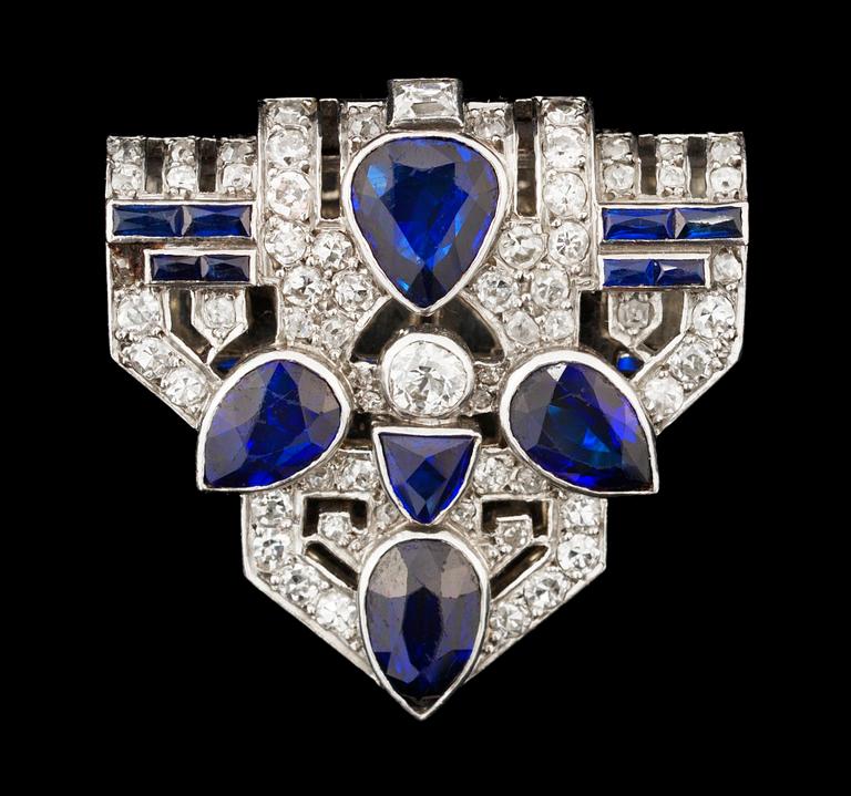 CLIP, diamanter, tot. ca 2 ct. samt blå safirer. 1930-tal.