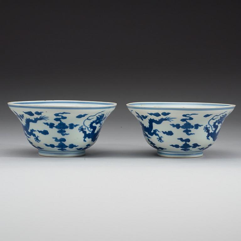 SKÅLAR, ett par, porslin. Qing dynastin,  med Qianlongs sigillmärke och period (1736-95).