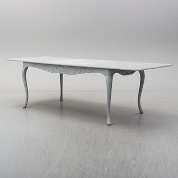 A rococo style dining table and six chairs, end of 20th century.