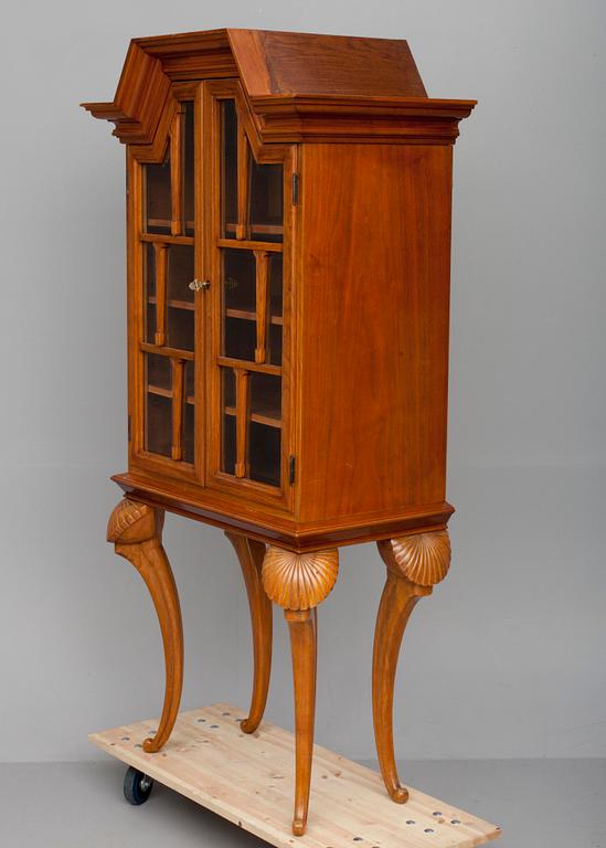 VITRINSKÅP, 1900-talets mitt.