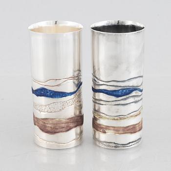 Lars Arby, två bägare/vaser, sterling silver och emalj, Göteborg 1982.