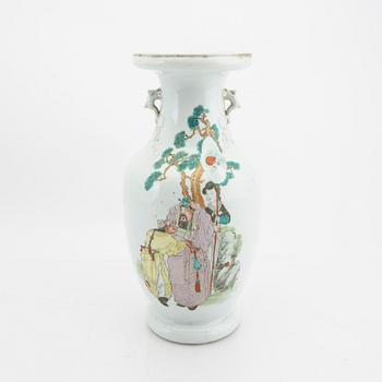 A Chinese porcelain vase around 1900.