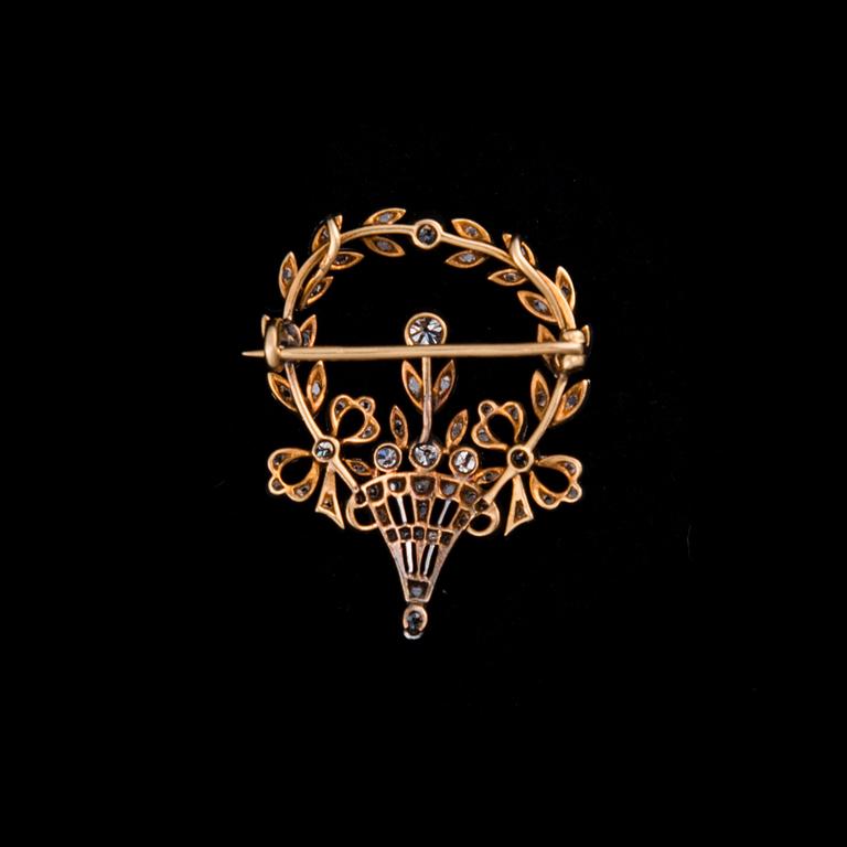 A BROOCH. БРОШЬ, золото 18 кар., бриллианты. Вес ок. 6,1 гр.