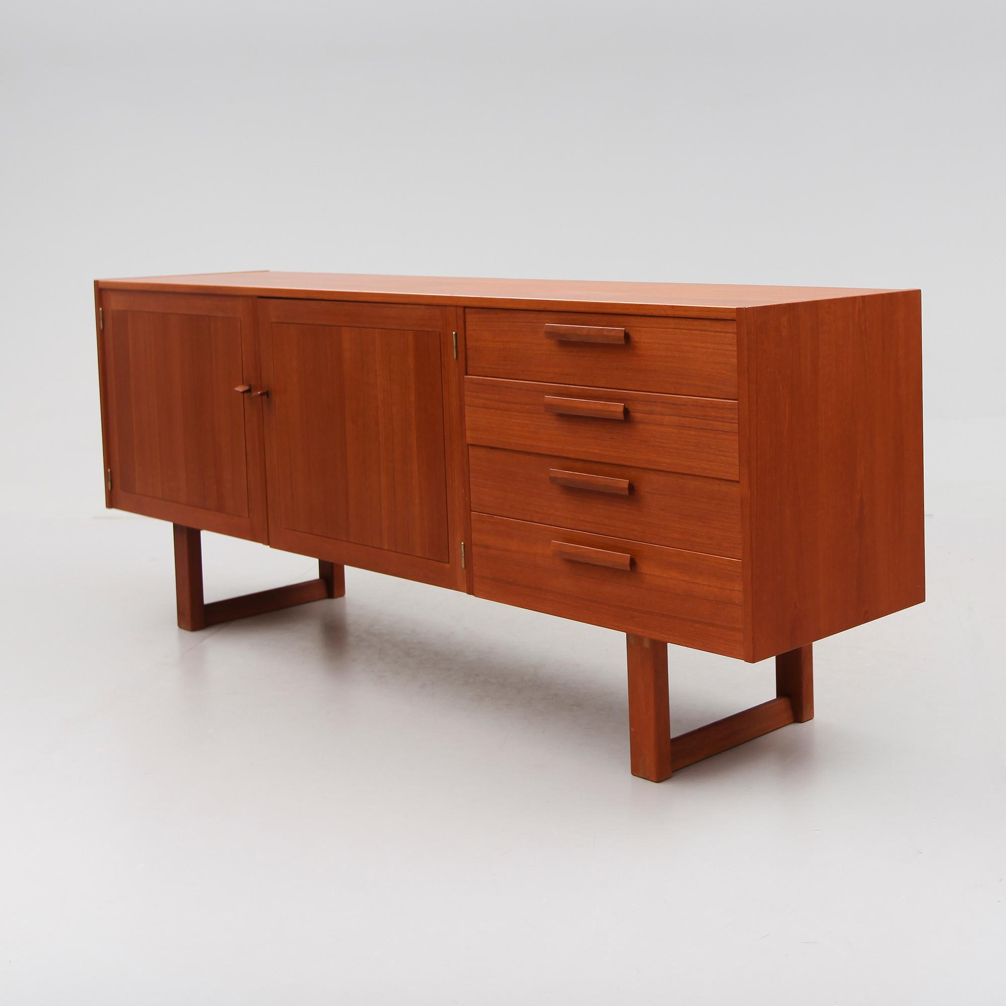 SIDEBOARD, "Domi Monté", Nils Jonsson, Troeds, Bjärnum, 1900-talets andra hälft.