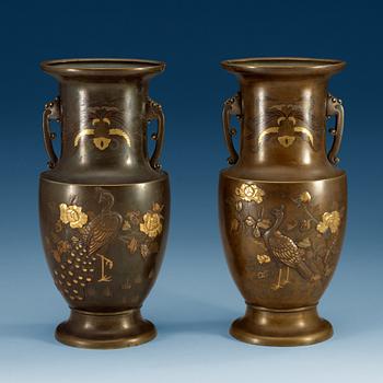 1497. VASER, ett par, brons. Japan, Meiji (1868-1912).