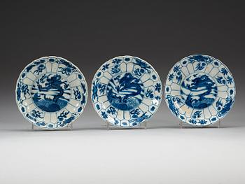 SKÅLFAT, tre stycken, porslin. Qing dynasty, Kangxi (1662-1722).