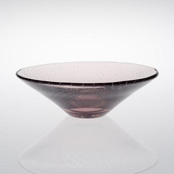 GUNNEL NYMAN, BOWL. Signed G. Nyman, Nuutajärvi Notsjö. Late 1940s.