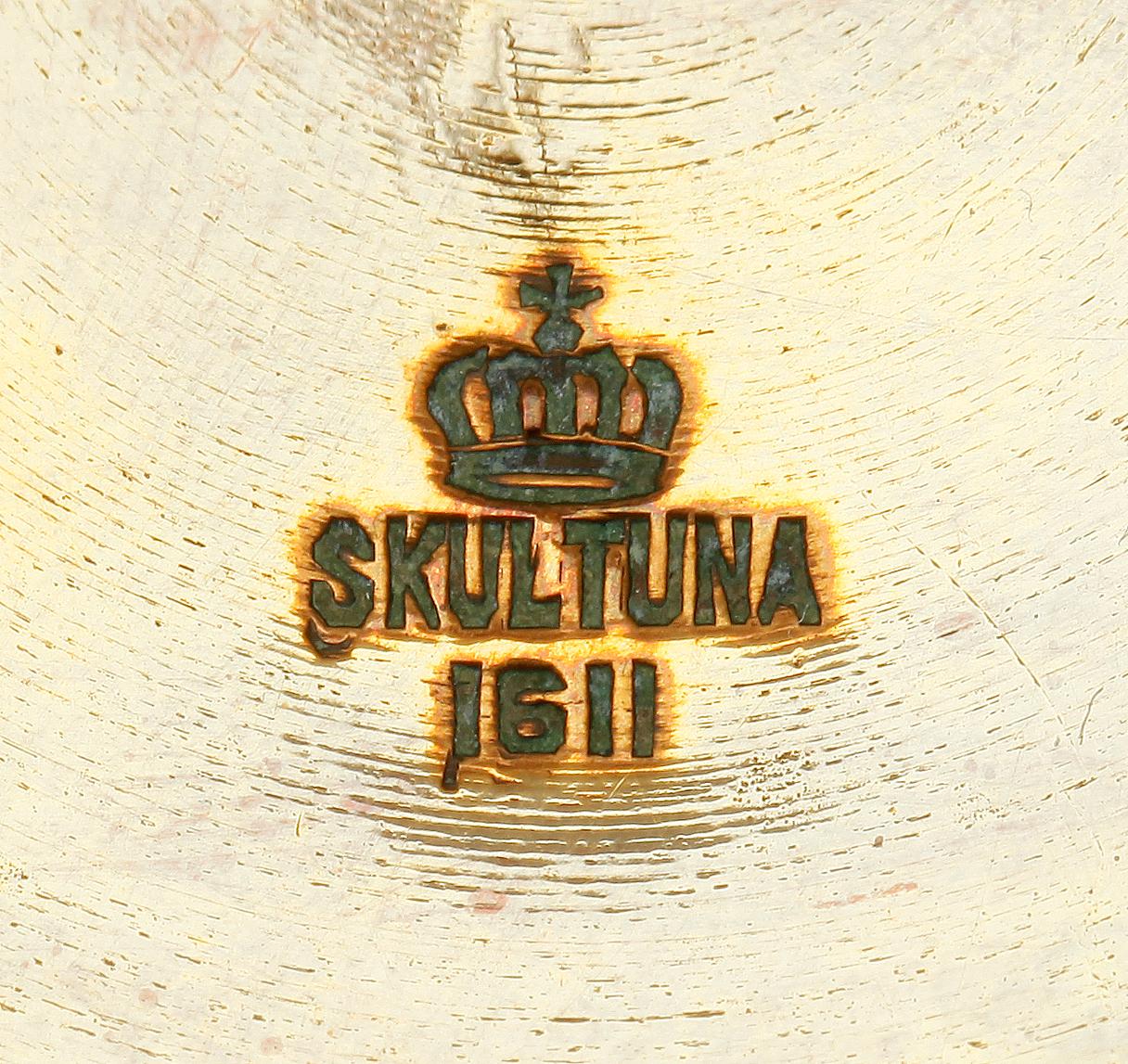 SNUSDOSA SAMT MINATYRKAFFEKANNA, mässing, bla Skultuna, 1700- resp 1900-tal.