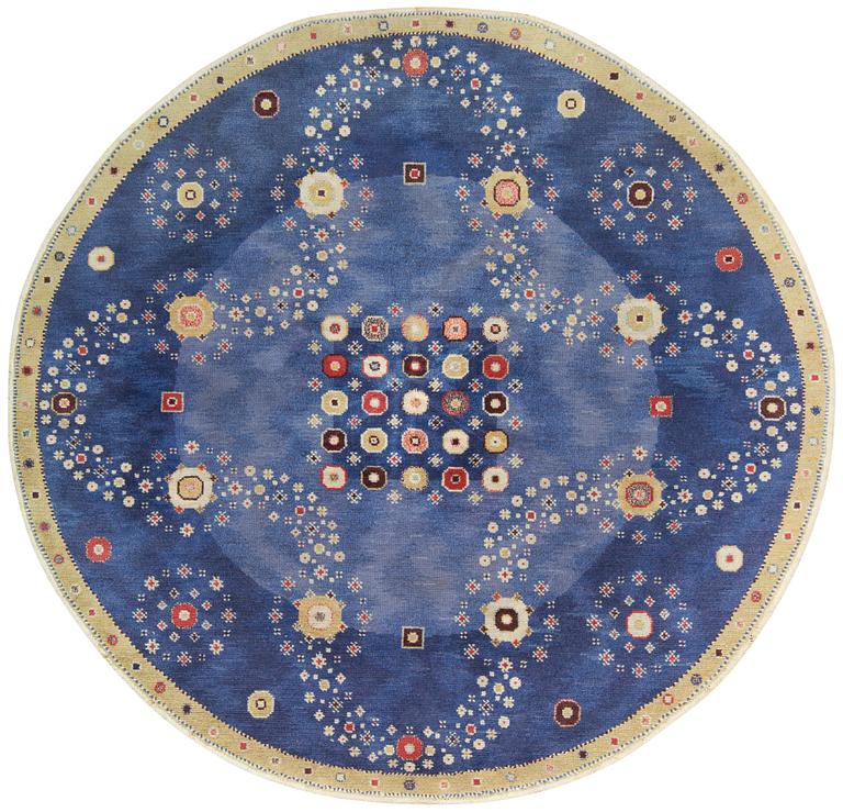 Barbro Nilsson, MATTA. "Blå rabatten". Rund. Flossa. Diameter 291-302 cm. Märta Måås-Fjetterström AB, Barbro Nilsson. Osignerad.
