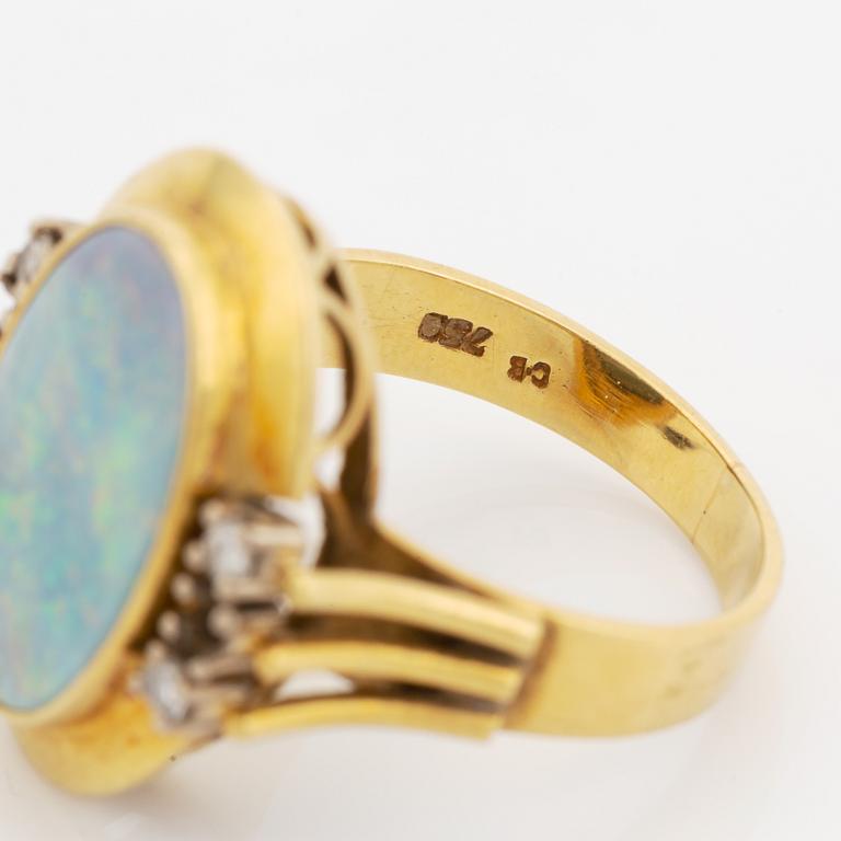 Ring guld med opal och briljantslipade diamanter.