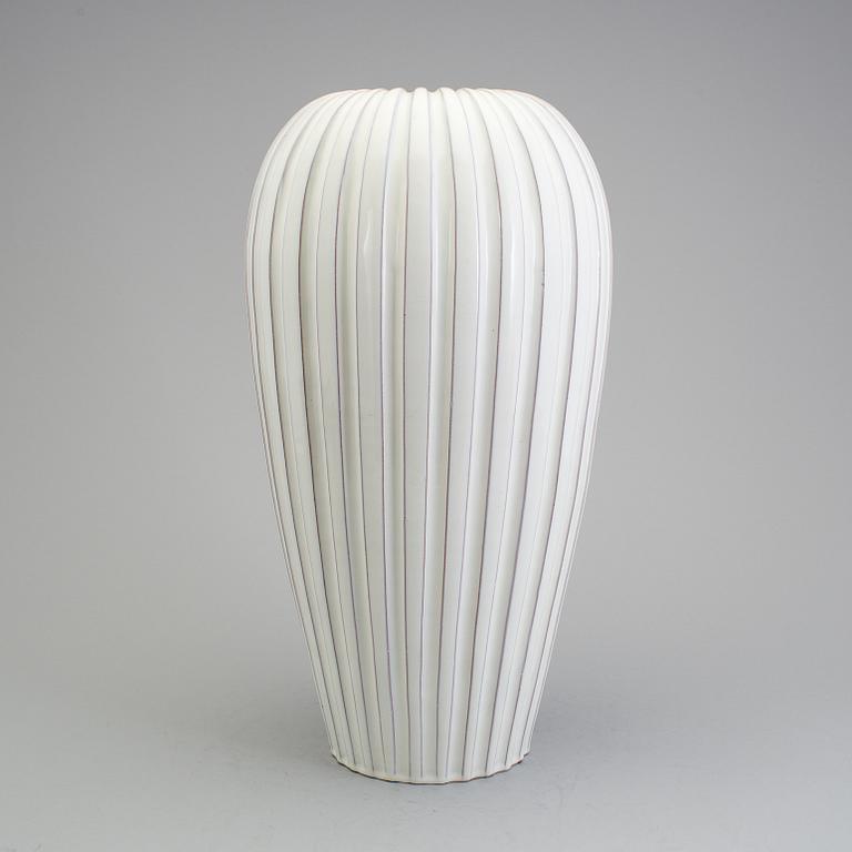 Vicke Lindstrand, a monumental earthen ware vase, Upsala Ekeby, 1944-1953 .