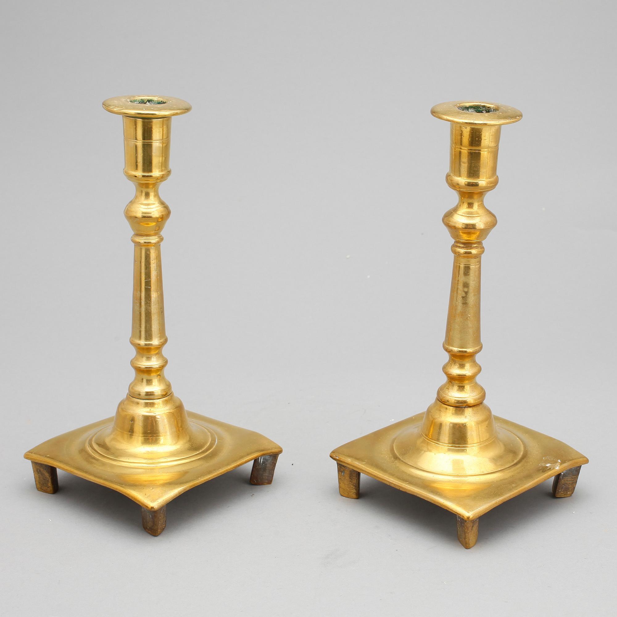 LJUSSTAKAR, ett par, mässing, 1700-tal.