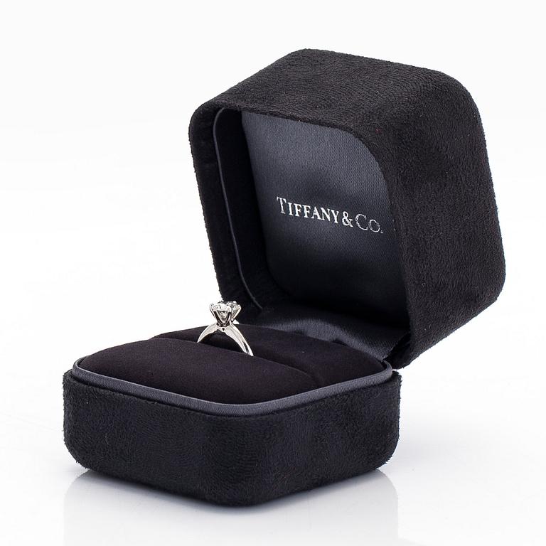 Tiffany & Co, sormus, platinaa, briljanttihiottu timantti noin 0.90 ct kaiverruksen mukaan.