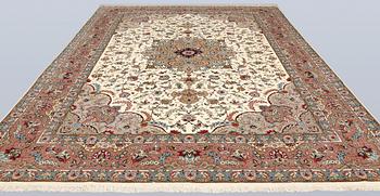 A part silk Tabriz carpet, so-called 50 Raj, approx. 356 x 250 cm.