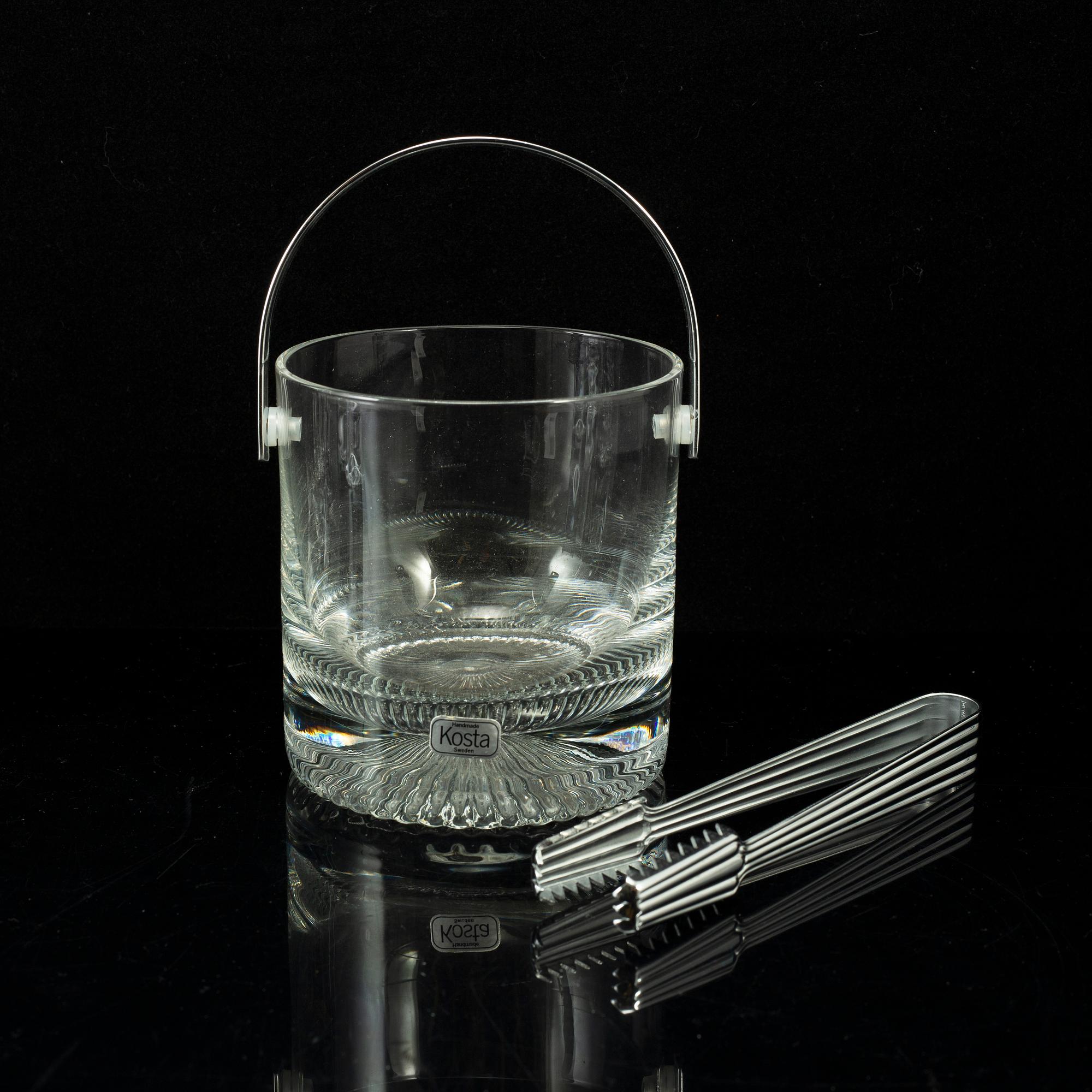 VICKE LINDSTRAND, a part 'Calypso' glass service, Kosta (92 pieces).