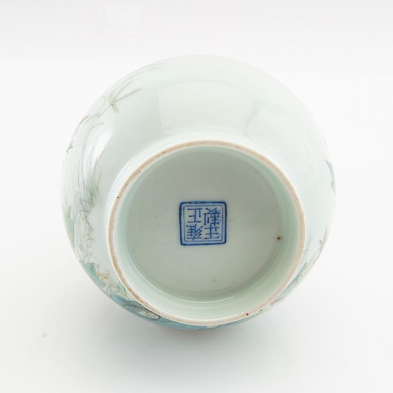 Vase China 20th century eggshell porcelain.