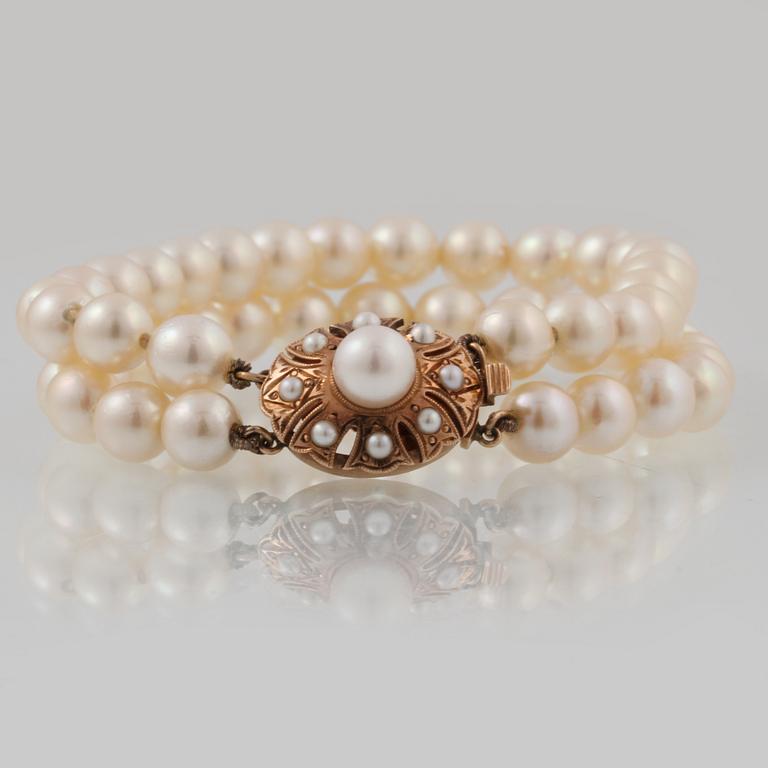 ARMBAND, odlade pärlor med lås i 14K guld.